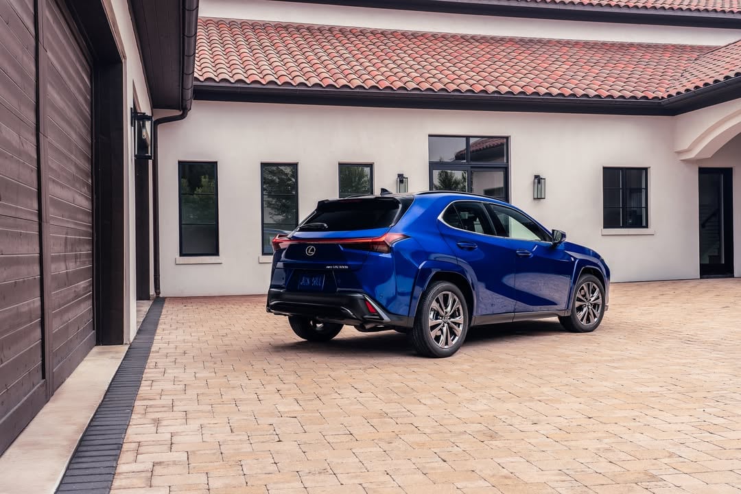Lexus UX | 探索・移動色彩 - 藍 BLUE藍色，帶給你什麼感覺？是讓人安心的平靜感，還是冷靜與理性的穩定感？Lexus UX 以沉穩的藍， 靜靜停駐在建築之前。 生活住宅與藍色車身對比， 就像感性與理性的平衡。家，是感性的歸屬；前行，則需要理性的判斷。從家門出發，帶著守護家人的心情，也帶著面對生活挑戰的從容，穩穩駛向每一段新的日常。UX 採用獨步全球的 Full Hybrid 動力技術，完美結合電能與引擎的功效，在油電之間取得細膩的平衡。這份從容而穩定的駕馭感，就像藍色所帶來的感受，不疾不徐，沉穩內斂。每一次啟動引擎、每一次駕馭前行，都不只是移動，更是在日常之中，找到屬於生活的節奏與方向。追蹤並持續鎖定 Lexus IG，一起 Discover the next journey。​*本組圖片為國外拍攝，圖片中車型外觀、內裝依國家、版本略有不同，請以台灣實車為準，詳情請洽全台各經銷商。#Lexus #LexusTW #Discover#LexusUX #UX#ExperienceAmazing by @lexus_taiwan
