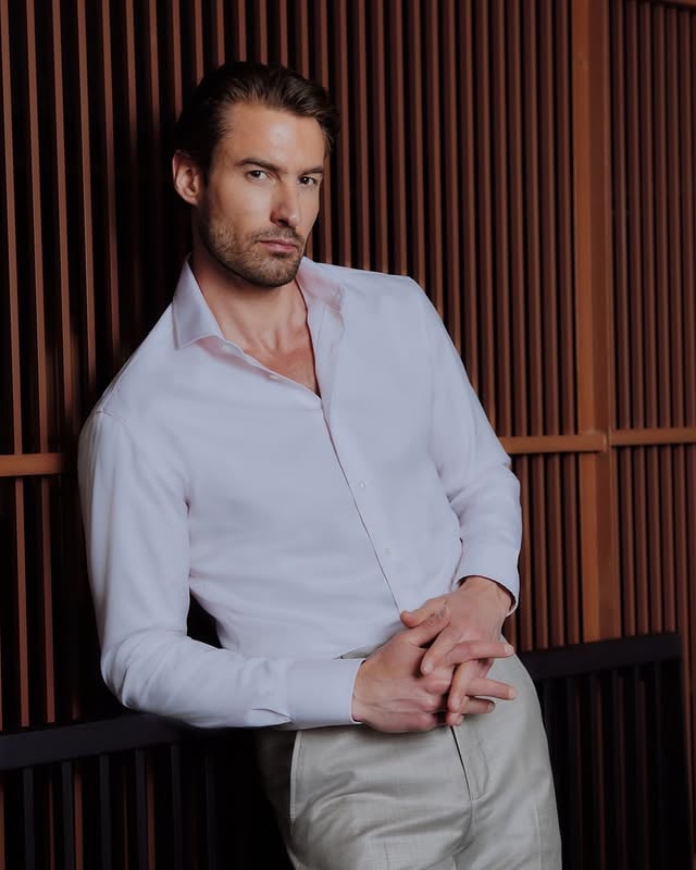 Hay tres camisas que todo guardarropa necesita: blanca, azul y rosa palo.La rosa es la que distingue. Suaviza el contraste con la piel, aporta calidez al rostro y rompe la rutina sin sacrificar sobriedad.Esta, en algodón Thomas Mason de una de las casas textileras más reconocidas del mundo, está hecha a tu medida, para que se sienta como debe sentirse: como segunda piel.#madetomeasure #havocsuits #menstyle #camisas #thomasmason by @havocsuits