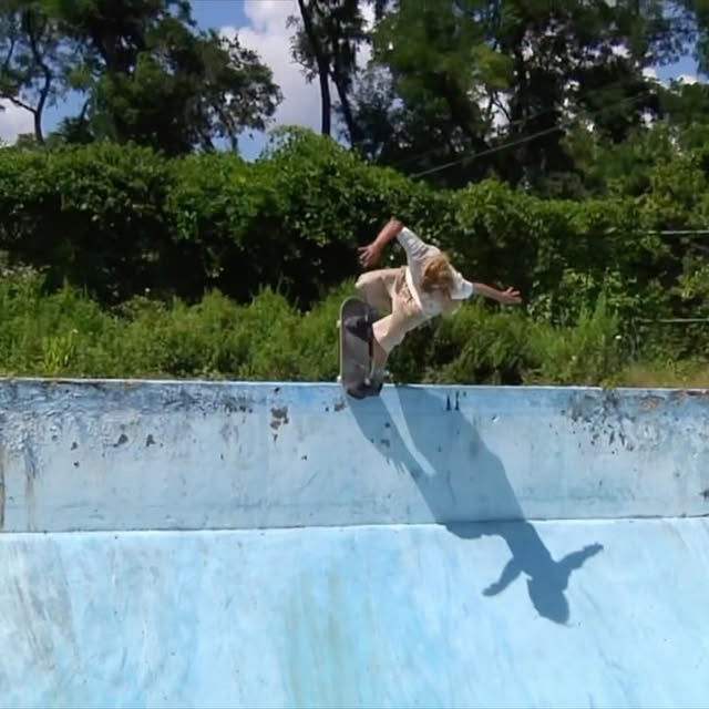 @simonbannerot can run it all. Back blunt in an abandoned pool that was hot as an oven in Pittsburgh, and a buttery Bs180 nose grind in Adelaide. As seen in Volcom Microwave. Playing now. 🎥 @zoolz & @adamanorga 📸 @shaneazar & @martinmniyo #VolcomMicrowave by @volcom