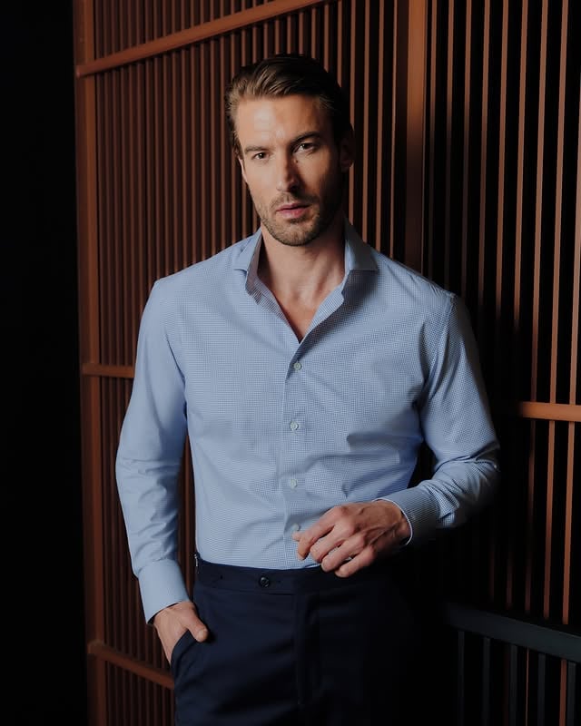 Una camisa correcta no se nota. Se siente.Nuestra nueva cápsula de camisas — algodones italianos de una de las casas textileras más prestigiosas del mundo, con más de 200 años perfeccionando tejidos.Cuello italiano, tejido azul de rayas, corte preciso. Hecha a tu medida para que se sienta como debe sentirse: como segunda piel.#madetomeasure #havocsuits #menstyle #camisas #thomasmason by @havocsuits