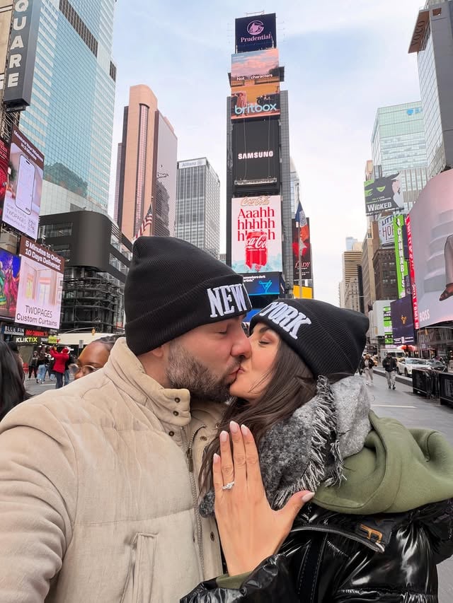 SÍ, QUIERO!💍Sigo en una nube recordando aquel momento frente al Empire State, sin vídeo de pedida pero con anécdota que recordaremos toda la vida.🤣 🌃Sí quiero… a seguir viviendo mil aventuras juntos.Sí quiero… a esos abrazos y mimos que me hacen sentir la mujer más afortunada del mundo.Sí quiero… a formar una familia junto a ti.Sí quiero… a seguir aprendiendo de tu valentía y fortaleza.Sí quiero… a infinitos bailes a tu lado.Sí quiero… a los días de calma y a los de no tanta calma.Sí quiero… a nuestras risas infinitas y puñeterías.Sí quiero… a ser el mejor equipo hoy y siempre.Sí quiero... a toda una vida de tu mano.Qué suerte la mía de empezar este proyecto de vida con el hombre de mis sueños. Te amo @jesuspolvillobulnes ❤️💍Te cuento y me cuentas?😜 by @zairabas