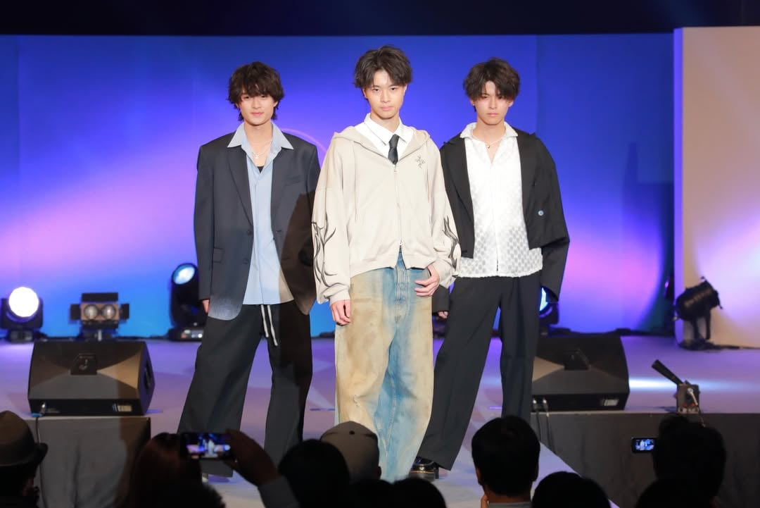 ⭐︎⭐︎⭐︎⭐︎【男子高生ミスターコン2025】授賞式ファッションショー📸美容室GOALDさんに監修いただいた衣装でグループごとにランウェイを歩きました✨西小路侑汰 @yu_.ns15 倉田琉偉 @rui_kurata_324 山口凌摩 @9ymryo___ ==========【男子高生ミスターコン2026】エントリー受付中‼️詳しくは公式LINEをチェックしてね✅公式YouTubeチャンネルにてドキュメンタリーを配信👀✨SNSも毎日更新中です📸==========#男子高生ミスターコン #DK #西小路侑汰 #倉田琉偉 #山口凌摩 by @yu_.ns15