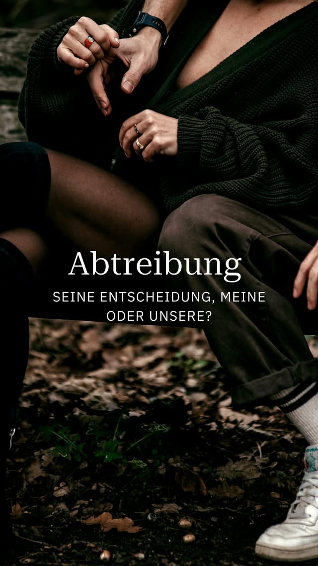 Was diese Situation für uns beide so schwer greifbar gemacht hat, war, dass sie gleichzeitig etwas zutiefst Erschreckendes und etwas unglaublich Berührendes hatte. Vielleicht war es, weil ich jahrelang gehört hatte, dass ich auf natürlichem Weg keine Kinder bekommen könne und meine Kinder mit schulmedizinischer Hilfe entstanden sind. Und dann sitzt du plötzlich da und realisierst, dass zwischen zwei Menschen einfach Leben entstehen kann. Einfach so. Und das hat uns beide ehrlich überwältigt. Dieser ergreifende Gedanke, dass da etwas entsteht, das unser ganzes Leben verändern würde, dass wir diese schöpferische Fähigkeit miteinander haben, diese Synergie. Und gleichzeitig kam irgendwann auch die Erkenntnis: Nur weil etwas zu uns kommt, bedeutet das nicht automatisch, dass wir es annehmen müssen. Kein leichter Gedanke, auch keiner, der sich sofort richtig angefühlt hat, sondern der erstmal da sein durfte. Wir haben versucht, dieser Situation bewusst zu begegnen. Jeder für sich in den eigenen Prozessen, trotzdem auch gemeinsam. Wir haben viel gesprochen, geweint, geschwiegen, Normalität versucht, Pro- und Kontras gesammelt, zusammen dagelegen und versucht hineinzuspüren, statt einfach nur rational zu funktionieren. Ich merkte aber schnell, dass es Fragen gibt, die dir niemand beantworten kann. Und so kam ich zurück zu mir und meiner Wahrheit: Ich weiß, wie es sich anfühlt, sich als Mutter zu verlieren. Ich weiß, wie Erschöpfung aussieht, wenn man ohne Support trägt. Wie es ist, wenn eine Beziehung nicht hält und trotzdem Verantwortung bleibt. Und ich wusste mit einer Ehrlichkeit, die wehgetan hat, dass ich ein weiteres Kind nicht allein würde tragen können, ohne mich dabei selbst zu verlassen. Deshalb glaube ich heute noch mehr, dass die Rolle des Mannes in dieser Entscheidung zwar wichtig ist, aber trotzdem eine andere bleibt. Nicht, weil ein Vater weniger bedeutet, sondern weil die körperliche Konsequenz letztlich bei der Frau stattfindet... Weiter in den Kommentaren…. by @yavi_moves