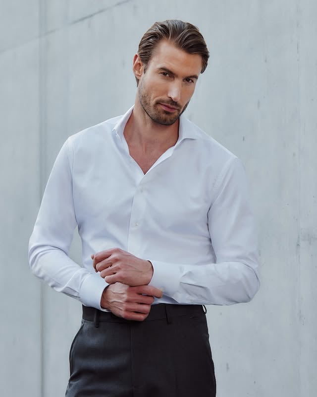 La camisa blanca es la única prenda que todo guardarropa masculino necesita sí o sí.Funciona con todo: traje, saco solo, jeans, pantalón de vestir. Eleva un look casual y aterriza uno formal. La verdadera prueba de calidad de una camisa siempre es la blanca — no hay color ni patrón que disimule un mal corte o un tejido pobre.Nueva cápsula HAVOC × Thomas Mason — algodón italiano de una de las casas textileras más prestigiosas del mundo, hecho a tu medida.#madetomeasure #havocsuits #menstyle #camisas #thomasmason by @havocsuits