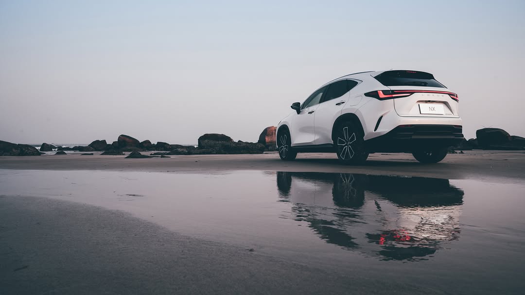 Lexus NX | 探索・移動色彩 - 白 WHITE白色，是否會讓你想到清晨第一道光？或是那份純淨無負擔的自由感？Lexus NX 以純粹的白，行駛在海岸與天際交會之間。光線灑落在車身與水面之上，映出清透而流動的輪廓，彷彿整個世界，都變得更加輕盈。NX 前軸採用舒適性佳的麥花臣懸吊系統，後軸搭載獨立雙 A 臂懸吊系統，結合高剛性後懸吊附防傾桿設計，在穩定性與操控之間取得細膩平衡。不論沿著海岸前行，或迎向每一道轉彎，都能保持從容節奏，讓移動更加輕盈而安心。就像白色所帶來的感受：清晰、純粹，沒有多餘干擾。每一次出發，都能夠在沒有負擔的節奏裡，自在地前行，朝向更開闊的方向，找到屬於自己的自由節奏。追蹤並持續鎖定 Lexus IG，一起 Discover the next journey。#Lexus #LexusTW #Discover#LexusNX #NX#ExperienceAmazing by @lexus_taiwan
