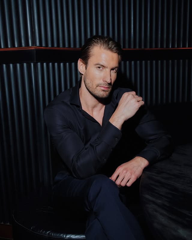 Una camisa correcta no se nota. Se siente.Azul oscuro en algodón Thomas Mason, la alternativa más elegante al negro. Cuello italiano, corte preciso, hecha a tu medida para que se sienta como debe sentirse: como segunda piel.Para las noches que piden presencia, no ruido. #madetomeasure #havocsuits #menstyle #camisas #thomasmason by @havocsuits