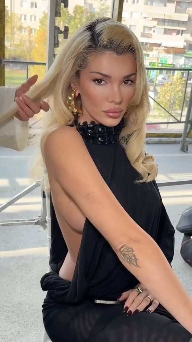 This look belongs on a cover. by @eraistrefi
