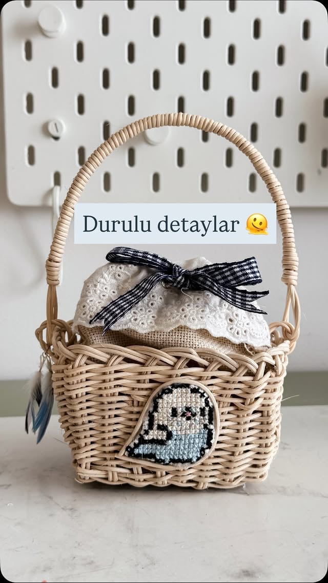Bir çocuk emeği, biraz rattan, biraz kumaş… ve bolca hatıra 🪶✨ Duru’nun işlediği ilk nakışı saklamaya kıyamadık, birlikte kullanabileceği özel bir para kesesine dönüştürdük 💛 Üstelik üzerinde Rakrak’tan minik bir parça da var… 🥹 #elişi #kanaviçe #rattan #handmade #annekiz by @nordde_