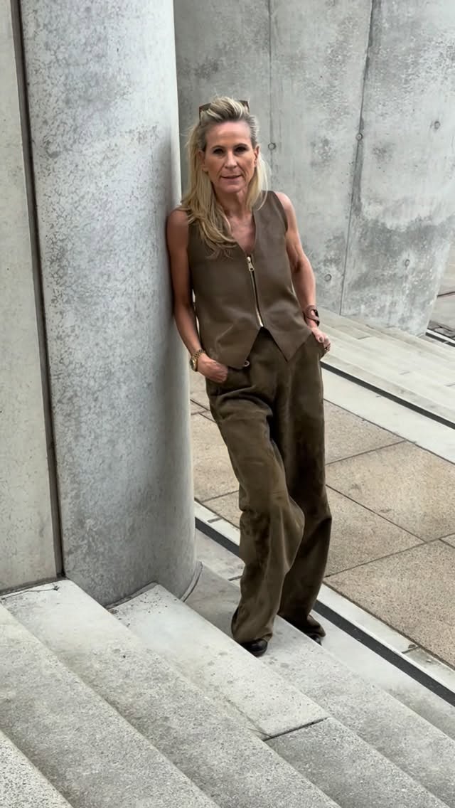Vest thick leather khaki zipper/ wide leg trousers suede Khaki SANDRA #madetoorder #ootd #lookoftheday by @sandracrasemann