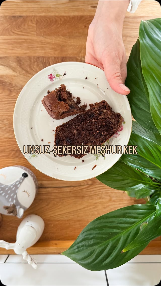 Bağımlılık yapacak diyorum bakın çok iddialı bir kek. Tadına bakınca aşırı şaşıracaksınız🤩 Bir şey daha itiraf edeyim, pandispanya dışında kabaran en iyi kekim de olur kendisi 🤭 Tarifi paylaşıyorum;1 su bardağı tahin1 su bardağı kuru dut2 iri olgun muz3 yumurta3 yemek kaşığı kakao1 yemek kaşığı cia tohumu 1 tatlı kaşığı sirkeKabartma tozu Az çikolata parçacığı( bu tercihe kalmış, çikolatasız da tadı gayet yerinde oluyor )150-160 derece soğuk fırında kontrollü 40-45 dakika pişir. Fırından çıkar çıkmaz kesmeyin, içi soğuduktan sonra toparlanıyor #tahin #unsuzkek #şekersizkek #kek #kektarifleri by @nordde_