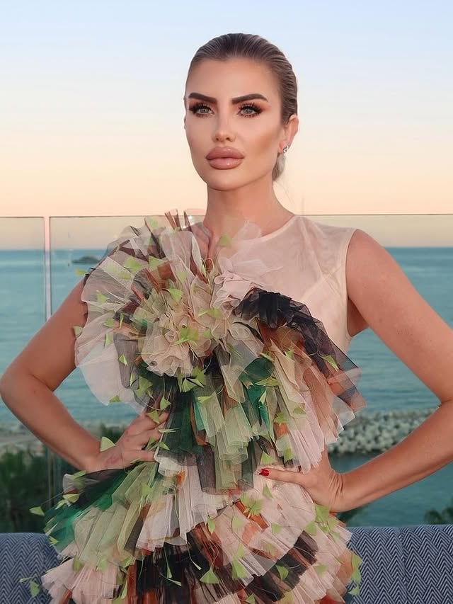 Fashion Show @gsfawardsfestival ✨Designer: @andresaquinonyc Jewelry: @designerdreamcollection Hair & Make up Team: @bymarcellocosta x @emilypaulamua x @valentinapicella_makeup Makeup gifts: @amy_keed #cannesfilmfestival #fashionshow by @lindavaterl