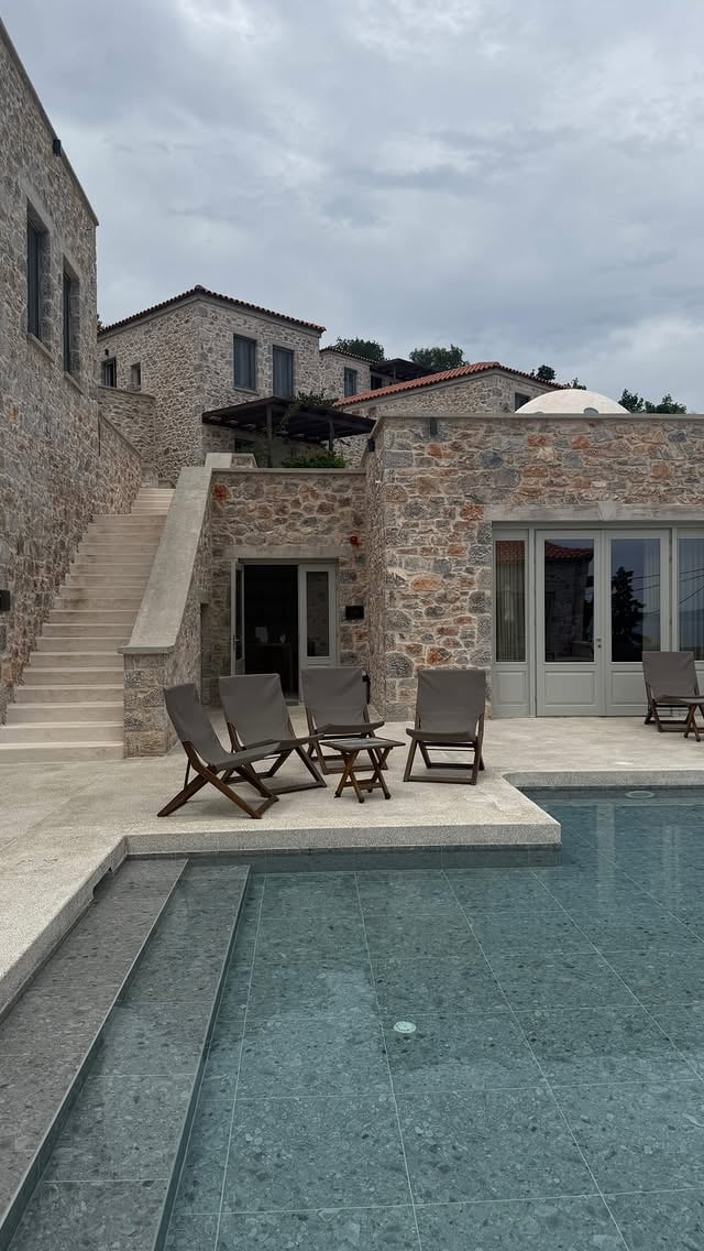 Thank you for the amazing retreat @bettina_eder 🤍And a big thank you to @sampatiki_suites for the invite to this beautiful stay & hospitality ✨Still thinking about the views, the energy, the amazing people & this whole special experience 🇬🇷 by @alina_lami