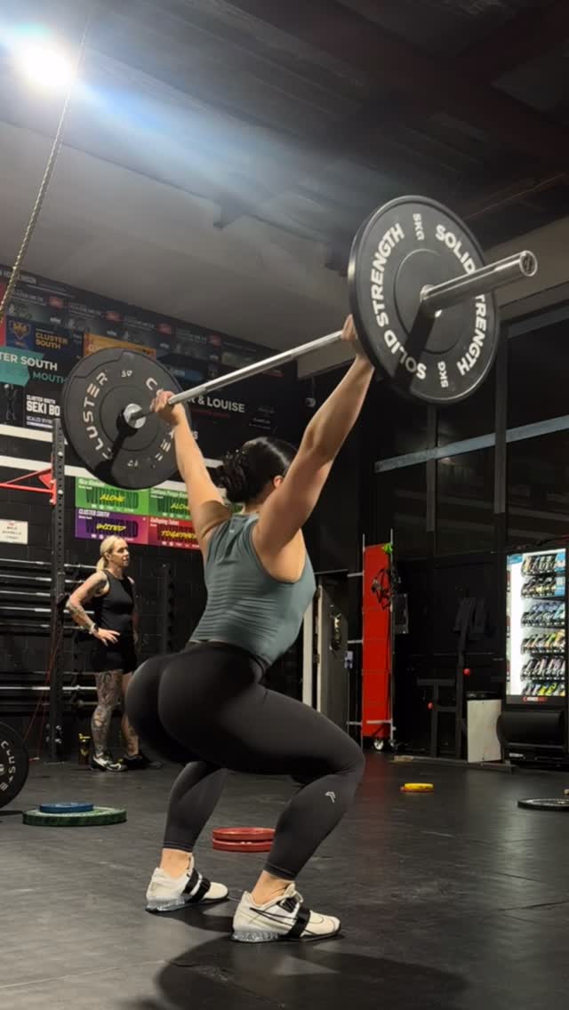 learning to snatch for the first time when the only snatch I know of is dat waist 😩😛🤏🏽 by @louisewhyyte
