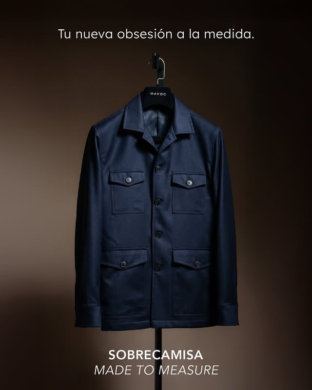 La sobrecamisa a la medida: la pieza que tu guardarropa no sabía que necesitaba.Más estructurada que una chamarra, más relajada que un saco. La sobrecamisa cubre el punto medio entre ambas — y cuando está hecha a tu medida, con tejido de calidad y corte preciso, se convierte en la pieza más versátil del armario.Combínala con pantalón de vestir para un look elevated casual, o sobre una camiseta y jeans para un viernes sin esfuerzo.Sobrecamisa Made to Measure. Solo en HAVOC.#sobrecamisa #havoc #madetomeasure by @havocsuits