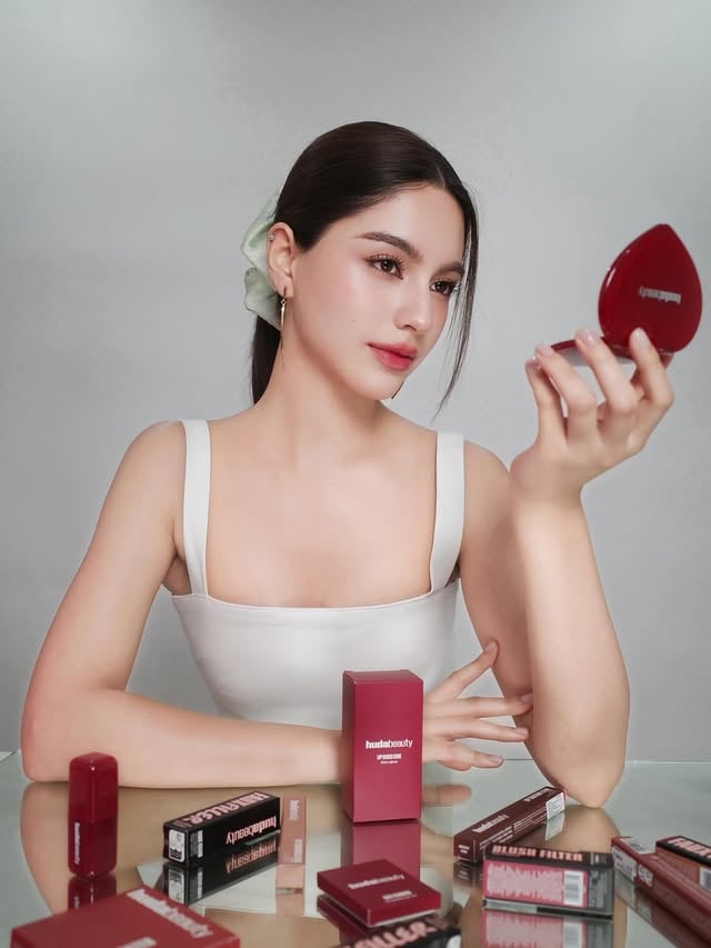 Serving 💋🍓 @hudabeauty #hudabeauty #hudabeautyTH by @shellybenda