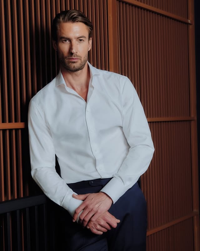 Camisa blanca + pantalón marino: la combinación que nunca falla.Es el equivalente sartorial al "menos es más". El contraste entre el blanco y el marino estiliza la silueta, eleva cualquier ocasión y funciona del lunes en la oficina al sábado en la cena. La base sobre la que se construye un guardarropa elegante.Nueva cápsula HAVOC × Thomas Mason — algodón italiano de una de las casas textileras más prestigiosas del mundo, hecho a tu medida.#madetomeasure #havocsuits #menstyle #camisas #thomasmason by @havocsuits