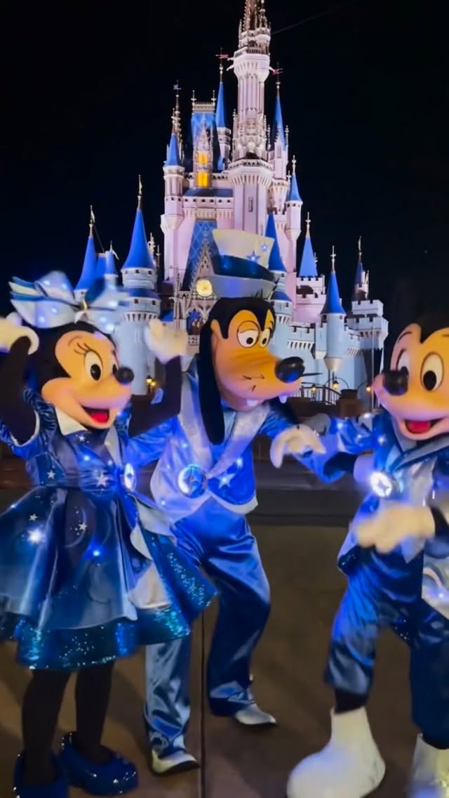 Porque escolher a MEU SONHO MÁGICO para a sua VIAGEM DISNEY?!Porque tornamos o seu SONHO mais ESPECIAL😍Próximos GRUPOS GUIADOS e seus PADRINHOS:✨Grupo MAMMA MIA Itália & Grécia Maio 2026@nathipcosta ✨Grupo SONHO DE PRINCESA Orlando Julho 2026@mafifi ✨Grupo SQUAD TEEN Orlando Julho 2026@juliapimentel @cauasouza_ ✨Grupo FAMILY Orlando Julho 2026@thais @pedroleonardocosta ✨Grupo SHANGHAI & HONG KONG Setembro 2026@mmarcellabraganca @emmanuelcaxito ✨Grupo DUBAI & TOKYO Outubro 2026@lorenaqueiroz ✨Grupo HALLOWEEN Califórnia & Orlando Outubro 2026@edubkas @lizx.macedo ✨Grupo SQUAD TEENS Dezembro 2026@juliadantt ✨Grupo SQUAD TEENS Janeiro 2027@bbiamarall @beleleca ✨Grupo DUBAI & TOKYO Março 2027@juliapimentel ✨Grupo LONDRES & PARIS Abril 2027@eumariaemanuellyoficial @eumarianicollyoficial ✨Grupo MAMMA MIA Itália & Grécia Junho 2027@joaopedroclarosnune @gabipastoree ✨Grupo Califórnia & Nova York Julho 2027@vittoriaseixas @belaalmadaoficial ✨Grupo SQUAD TEENS Orlando Julho 2027@bernardocacella✨Grupo FAMILY Orlando Julho 2027@eucacella ✨Grupo SHANGHAI & HONG KONG Setembro 2027@lizx.macedo 🚨Vagas limitadas📲 Fale com um consultor e garanta sua vagaAgência 11 4990 7500Whats 11 95023 4849Whats 11 99619 8384Atendimento para todo BrasilHá mais de 15 anos realizando sonhos mágicos!#meusonhomagico #viagemdisney #feriasdisney by @criativa_imagem