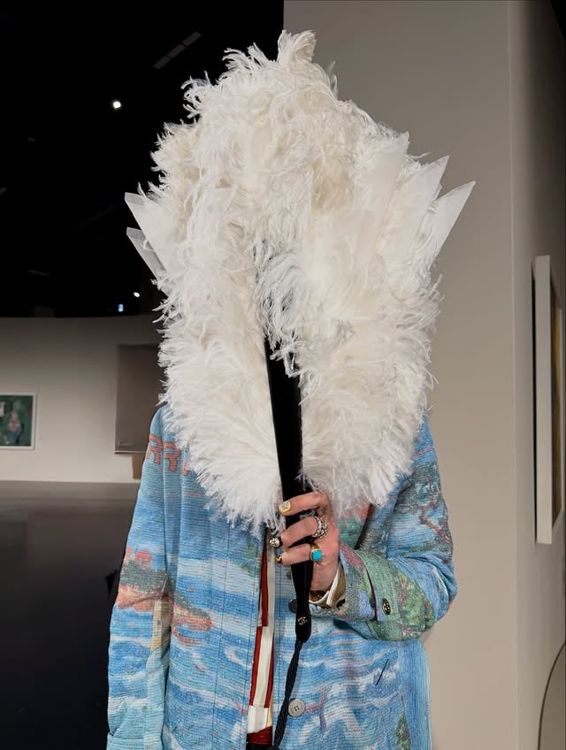 Moments with G-Dragon at the CHANEL Métiers d’art 2026 in Seoul.First unveiled last December in New York, the collection made a stopover in Seoul.#CHANELMetiersdArt #CHANELinSEOUL@chanelofficial @matthieu_blazy by @xxxibgdrgn