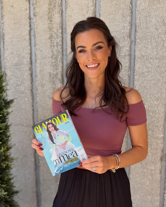Még egy pár napig kapható a Glamour május-júniusi lapszáma, amit végre én is a kezemben tarthatok! 🤩🤗 Ismét egy címlap, ami felkerül a büszkeség falamra 🩵 Köszönöm @glamourhungary 🩵💄 @eilerliliana_makeup by @timella