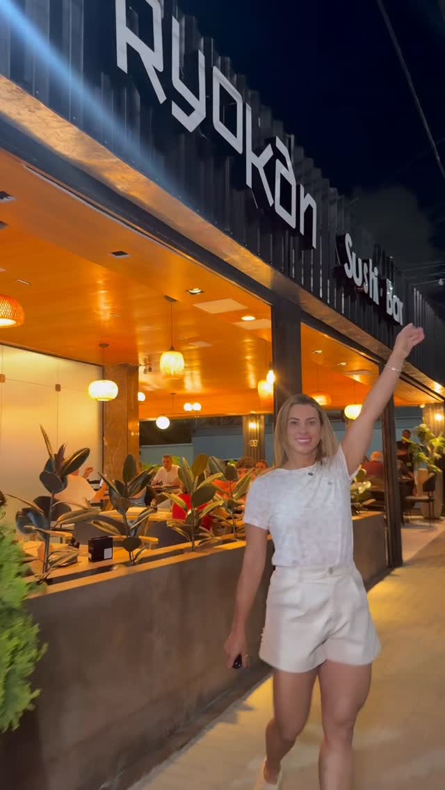 Mas será possível que uma hora dessa eu ainda vou pra cozinha?!Nada disso… depois de uma semana intensa de trabalho, eu mereço praticidade + comida boa.Hoje a escolha foi o @ryokanloungesushi no Cambeba E sério… vocês precisam experimentar!📍R. Crisanto Moreira da Rocha, 1550 — Loja 01 | CambebaAgora me conta: qual pedido NÃO pode faltar no teu sushi?