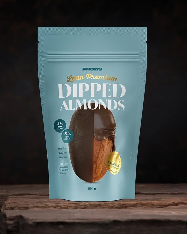 𝗟𝗲𝗮𝗻 𝗣𝗿𝗲𝗺𝗶𝘂𝗺 𝗗𝗶𝗽𝗽𝗲𝗱 𝗔𝗹𝗺𝗼𝗻𝗱𝘀 - 𝗖𝗵𝗼𝗰𝗼𝗹𝗮𝘁𝗲 𝗰𝗼𝗻 𝗹𝗲𝗰𝗵𝗲 combinan un sabor irresistible y una forma más inteligente de picar entre horas. 🍫Con un 𝟰𝟱% 𝗺𝗲𝗻𝗼𝘀 𝗱𝗲 𝗮𝘇𝘂́𝗰𝗮𝗿𝗲𝘀 y un 𝟱𝟰% 𝗺𝗮́𝘀 𝗱𝗲 𝗽𝗿𝗼𝘁𝗲𝗶́𝗻𝗮, estas almendras cuidadosamente seleccionadas están recubiertas de chocolate con leche prémium de Valrhona para lograr el equilibrio perfecto entre textura, dulzor y nutrición. 🤤Consíguelas ya en el 𝗲𝗻𝗹𝗮𝗰𝗲 𝗱𝗲𝗹 𝗽𝗲𝗿𝗳𝗶𝗹. 🔗#prozis #exceedyourself #highprotein #healthysnacking #fitfood by @prozisespana