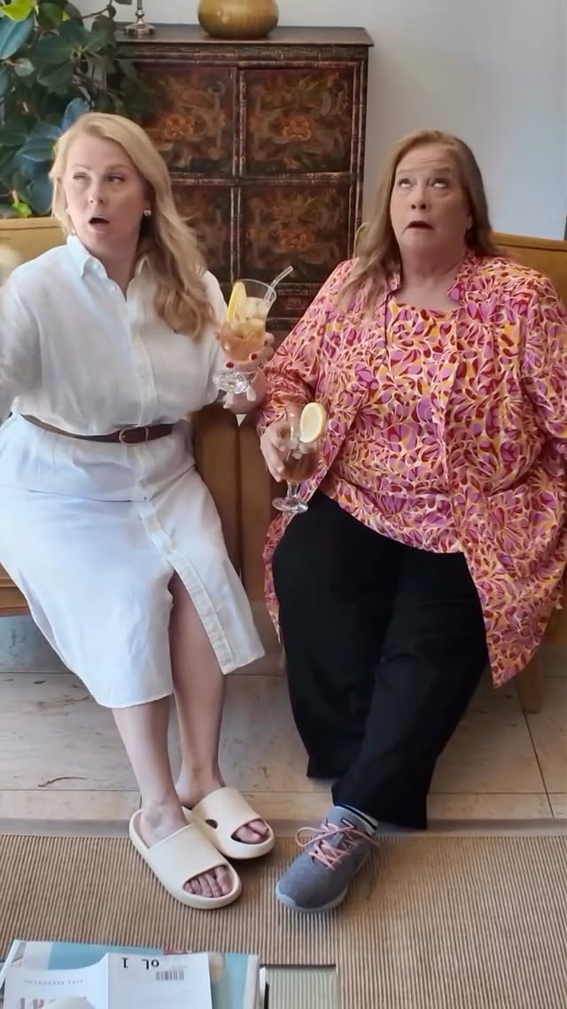 Und wie kommt ihr so durch die Hitze?? 🥵🥵Stay hydrated 🍹🍹 and stay tuned for more sisters-content 😁🥳 @kathykellyofficial 🤝 @patriciakelly.official #mocktail #sisters #kathykelly #patriciakelly #kellyfamily by @kathykellyofficial