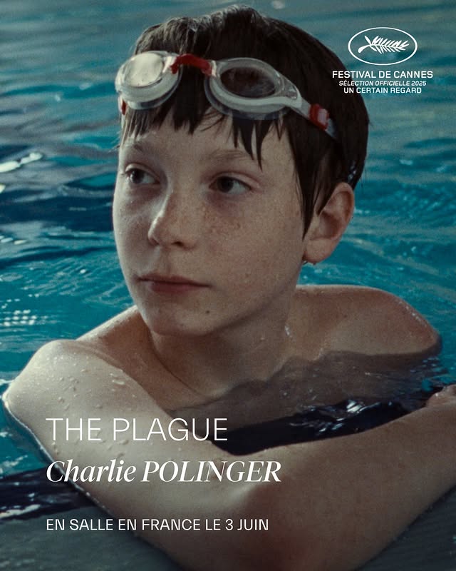 Découvert à Un Certain Regard à #Cannes2025, The Plague est le premier long métrage de Charlie Polinger.Dans un camp de water-polo adolescent, une rumeur d’infection désigne un garçon comme porteur d’une étrange “maladie”. Très vite, un jeu de cruauté bascule en mécanique de peur et d’exclusion.Entre malaise social et paranoïa, le film interroge la violence des dynamiques adolescentes dans un huis clos tendu et immersif.The Plague est à découvrir dès aujourd’hui au cinéma. 🍿---Discovered in the Un Certain Regard section at #Cannes2025, The Plague is the first feature film by Charlie Polinger.In a teenage water-polo camp, a rumour of infection identifies a boy as the carrier of a strange “disease”. Very quickly, a game of cruelty turns into a spiral of fear and exclusion.Between social unease and paranoia, the film explores the violence of adolescent dynamics within a tense, immersive closed setting.The Plague is now playing in French cinemas. 🍿@originalsfactory by @festivaldecannes