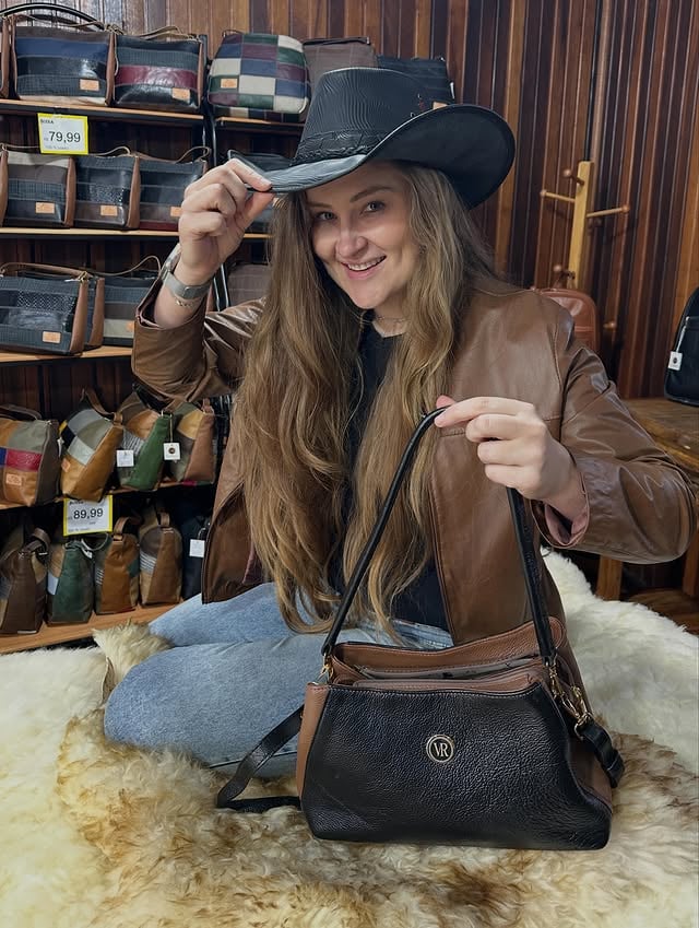 Sorteio ❤️ Dia dos Namorados ❤️ VR 🤔 Imaginou passar o dia dos namorados com esse presentão? 🎁Pra você concorrer essa linda Bolsa de couro legítimo e esse chapéu de couro VR, você deverá seguir as regras abaixo:1) siga os perfis @biasocek e @vilarustica.loja 2) marque 3 amigos 👯‍♂️💃🏼3) compartilhe essa publicação no Story! 4) faça o Repost 🔁 dessa publicação! PRONTO! Está concorrendo! 👉🏽 Pode comentar quantas vezes quiser! 👉🏽 quanto mais comentar, mais chances de ganhar terá! No dia do sorteio o perfil não pode estar PRIVADO! Se tiver privado, será desclassificado e dará chance a outra pessoa! Será enviado para todo o Brasil. 🇧🇷Frete por conta da loja! 🚚📆Data do sorteio: 12 de junho! Ao vivo pelo Instagram da Bia Socek! Boa sorte! 🍀#couro #bolsadecouro #chapeu #vilarustica by @biasocek