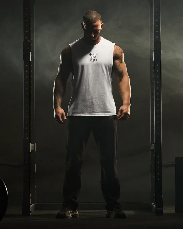 La 𝗖𝗮𝗺𝗶𝘀𝗲𝘁𝗮 𝘀𝗶𝗻 𝗺𝗮𝗻𝗴𝗮𝘀 𝗜𝗿𝗼𝗻𝗠𝗼𝗱𝗲 𝗚𝗜 estáestá hecha para entrenamientos intensos y total libertad de movimiento. 🎽Ligera, transpirable y diseñada para seguirte el ritmo en cada repetición, dentro y fuera del gym. 🏋#prozis #exceedyourself #gymwear #tanktop #activewear by @prozisespana