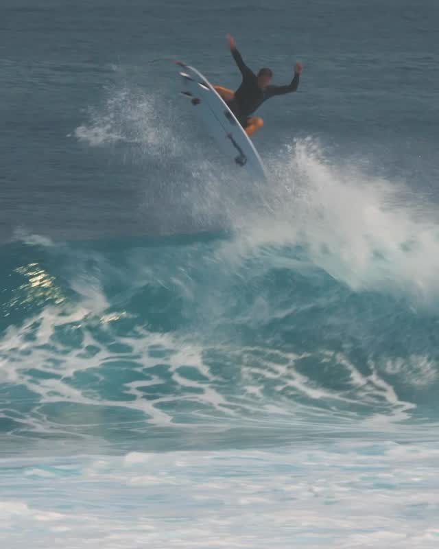 @torreymeister talkin’ up his Monsta collection…@jsgaragebali @jsindustries99 @bali_surf_vision @anewearthproject by @jsindustries99