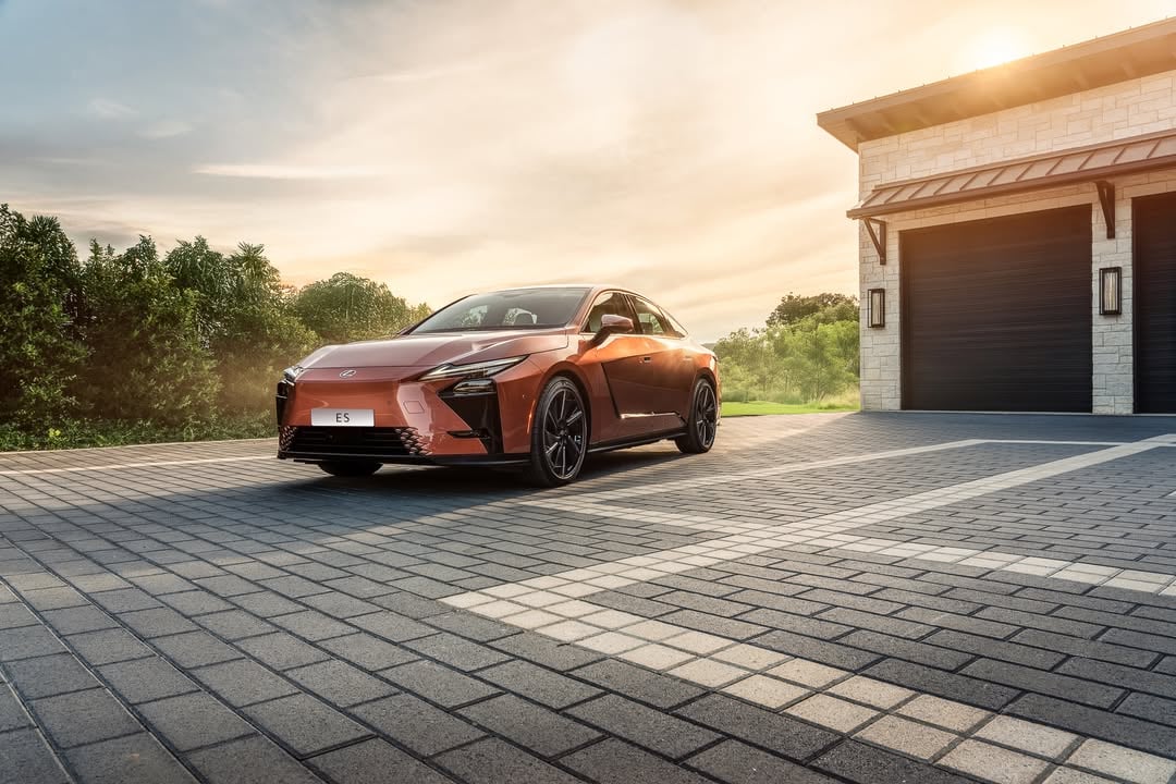Lexus ES 500e | 探索・靜謐奢華什麼是當下的美好？ 暖陽灑落別墅庭院，焦點聚集在全新ES的光焰銅車身，精準黃金比例與俐落線條，在建築物前優雅展開。全新ES承襲LF-ZC設計，以絕美轎跑姿態，重新定義豪華房車的視覺語彙，每一道設計，都是一場關於造車工藝與當代美學的洗禮也是對豪華本質的重新詮釋，追蹤並持續鎖定 Lexus IG，一起 Discover the next journey。*選購光焰銅車色需另加價新台幣三萬元。​*本組圖片為國外拍攝，圖片中車型外觀、內裝依國家、版本略有不同，請以台灣實車為準，詳情請洽全台各經銷商。#Lexus #LexusTW #Discover#LexusES #ES#ExperienceAmazing by @lexus_taiwan