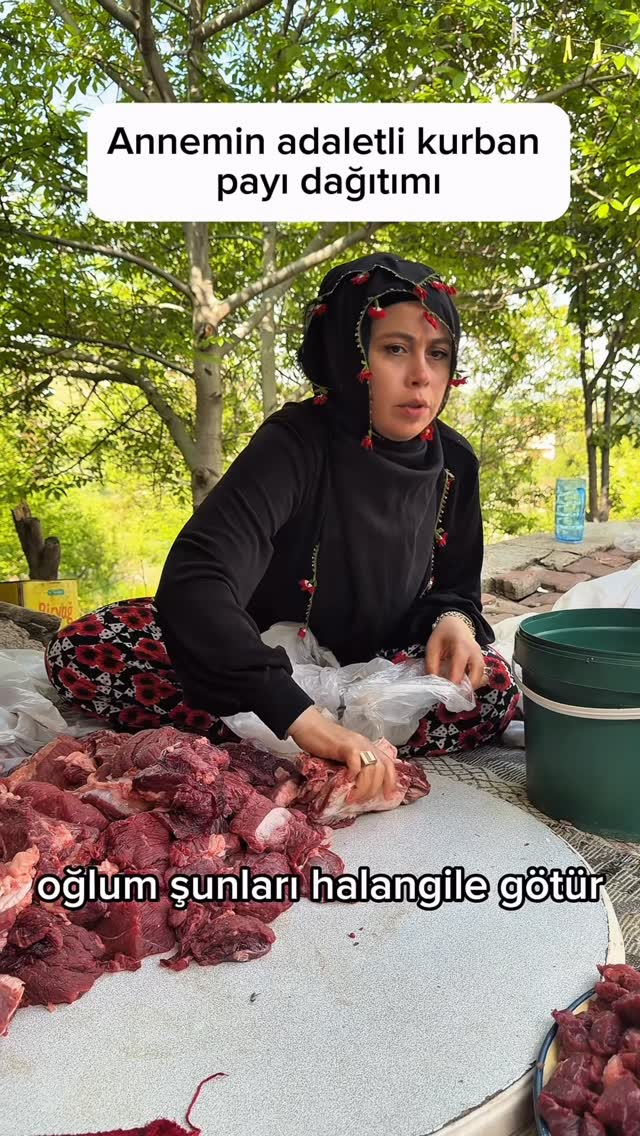 Sizlerde benim gibi adaletli dağıttınız mı ?😂.......#bayram#kurban#köy#bayramkesesı#komedi by @esrakaymakcioglu