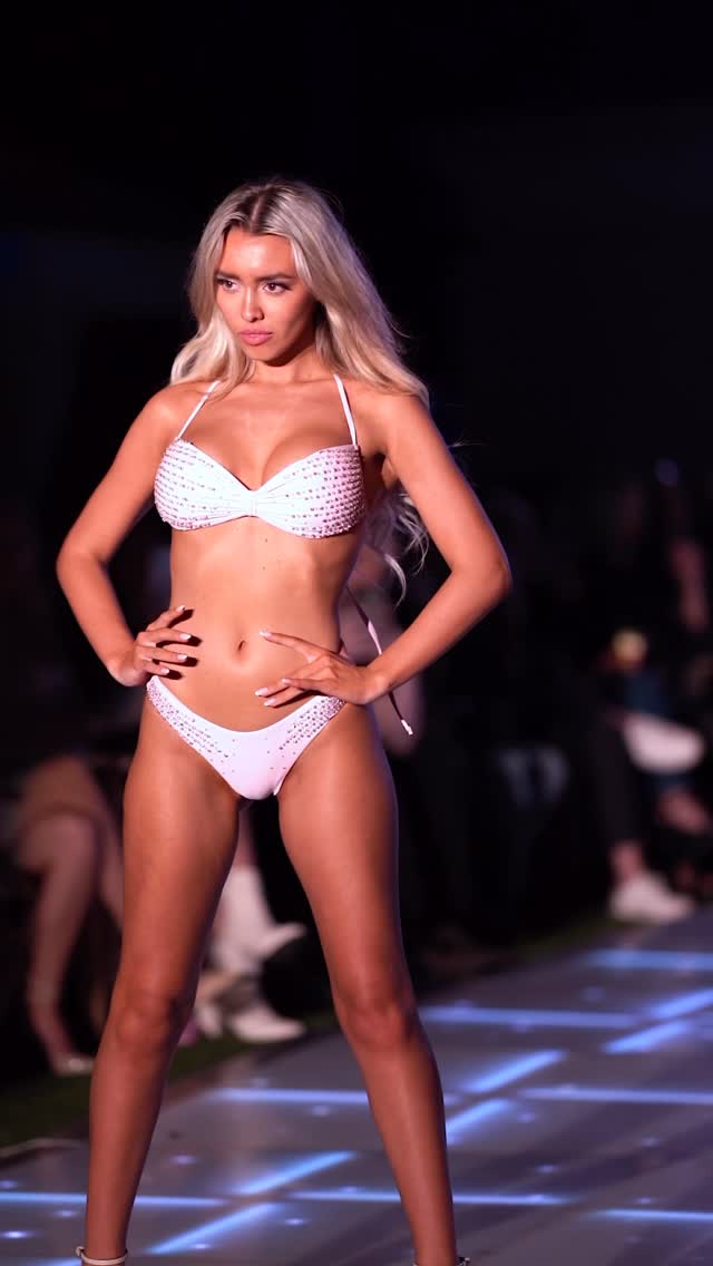 Miami Swim Week this week 😍🌴Who’s excited? 🔥👇#MiamiSwimWeek #runway #model #fotografiafantastica1