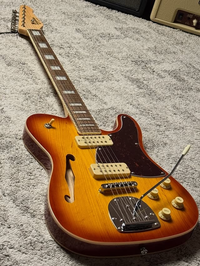 BUKAN GITAR BIASA!!! Kamu mungkin belum pernah lihat yang satu ini!! Thinline T style tapi ada 4 knob 2V dan 2T plus JM Style Trem!! Revelation RFT DLX HB Thinline in Honey BurstBrand UK yang spesialis di gitar gitar offset dan retro style!!Ya ga heran makanya pickupnya Alan Entwistle dan hardware nya Wilkinson! Semua nya geng UK alias Inggris borr!!Check koleksi Revelation di www.nafiriguitar.com #revelationguitar #revelationrftdlx by @nafirimusic