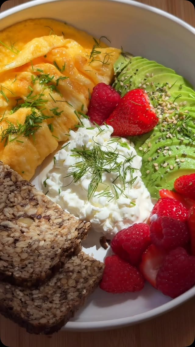 EAT THE RAINBOW 🌈Ein buntes Frühstück liefert Proteine, Ballaststoffe, gesunde Fette und unterschiedliche Farben auf dem Teller = unterschiedliche Nährstoffe für den Körper & Vielfalt für den Darm.Und genau das hält oft länger satt als jedes schnelle Frühstück oder irgendein Pulver.ABER REMINDER:Lasst euch von Social Media nicht blenden – auch mir fehlt unter der Woche neben dem Alltag oft die Zeit dafür bzw. die Priorität.Deshalb schätze ich solche Frühstücke am Wochenende umso mehr: bewusst essen, Zeit nehmen und Nährstoffe tanken.Am Ende muss es nicht immer 100% perfekt sein.Denn eine schwarz-weiße oder dogmatische Ernährung macht meistens nur Druck und Balance ist langfristig viel wichtiger.💕💕💕————Reel Inspo von @nikis_healthyspace 🌈🌈🌈 by @melissasfoodspace