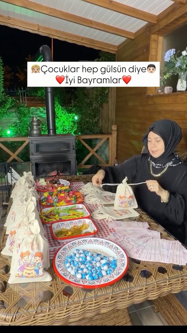 Dünya gülsün istiyorsak önce çocuklar gülmeli🥰Bayram için çocuklara hazırladığım paket sizce nasıl olmuş ?❤️...#bayram #kurbanbayramı #çocuk #hediye #para by @esrakaymakcioglu