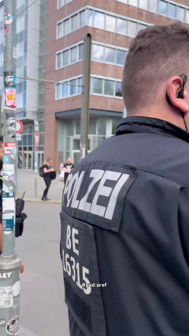 A supporter confronts Berlin police with direct words after demonstrators were arrested during a protest for Gaza’s civilians.