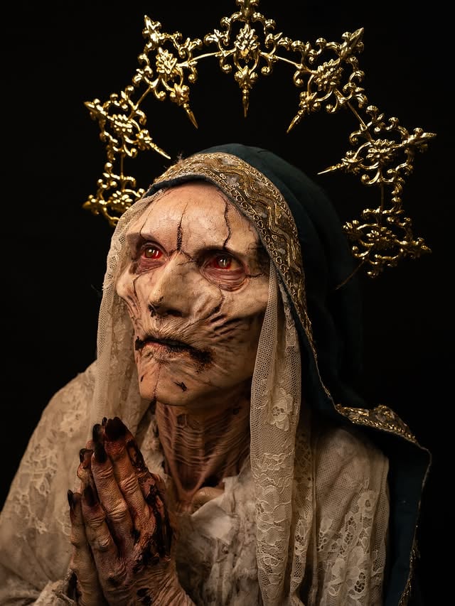 monsterpalooza day 1✨
absolutely adore how this look came out. my inspiration was Baroque paintings/dark renaissance religious imagery. i’ve always admired that era and wanted this to look like a painting come to life💗 thank you to everyone who helped make this happen✨
-
mua: @irisxgrace 
assistant: @josalynandromeda 
model: @faeriehuman 
prosthetics: @dyadmufx @dyadpro 
paints: @melproductsusa & @proaiirmakeup
lenses: @samhainlenses 
bald cap: @kryolanofficial 
airbrush: @iwata_airbrush 
@mouthfx, @thomassurprenant blood
@monsterpaloozaofficial 
-
#makeup #specialeffects #monsterpalooza
