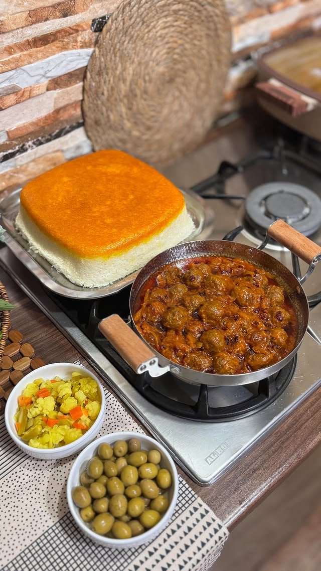 سلام بعد از ۵ماه …❤️چقد دلتنگتون بودم🫂...🥩ترکیب گوشت قلقلی:گوشت چرخ شدهپیازه رنده شده آب گرفتهزردچوبه،پاپریکا،فلفل سیاه،نمک،پودر تخم گشنیز🍛پیاز های خلالی رو با حرارت کم تفت بدین تا شیشه ای بشه بعد بهش زردچوبه اضافه کنید و کوفته ها رو هم بریزید و سرخ کنید با پیاز، بهش آلو و رب گوجه بزنید کمی تفت بدین و در اخر دو لیوان اب بریزید و بزار بپزه. وقتی کوفته ها پخت بهش ترکیب زرشک و زعفرون رو اضافه کنید بزارید جا بیوفته با درب بسته.📍برای تهدیگ:۳قاشق آرد رو با زردچوبه و زعفرون، روغن و آب ترکیب کنید وقتی یکم خودشو گرفته و شروع کرد به حباب زدن بهش برنج آبکش شده رو اضافه کنید و بزارید ۴۰دقیقه با حرارت ملایم روی گاز بمونه.... by @imarylife