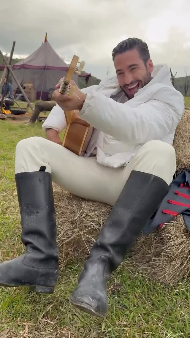 Hasta el final no he sabido si lanzar la guitarra o proponerte un acústico @belindapop Practicando entre tomas de 🎬 #Carlota.... F o r Y o u by @miguelangelsilvestre