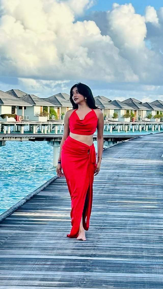 Where's my HumDum ? 👀💅🏾Travel partner @tripifyme.official 🌴✨.#trends #humdum #Arrahman #endrendumpunnagai #maldives by @sh.we.tha