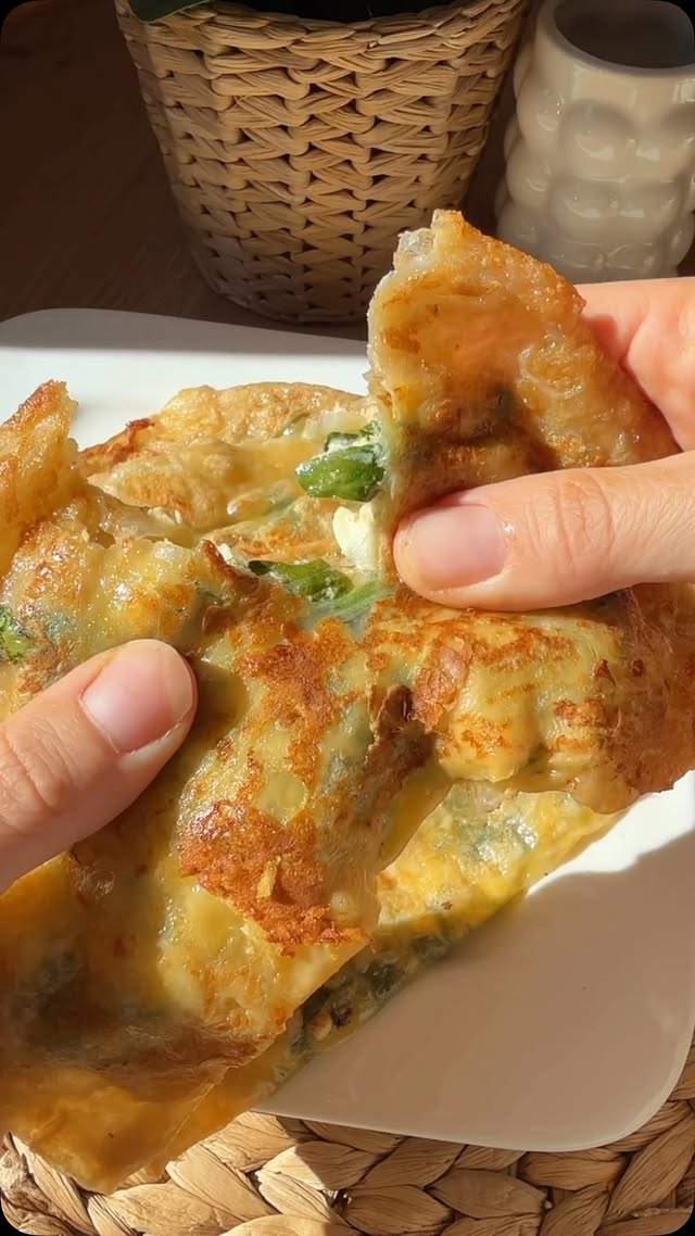 SCHNELLE & GLUTENFREIE REISPAPIER GÖZLEME🧀_____________________▶️Für 2 Portionen:8 Blatt Reispapier (je 2 pro Tasche)2 Eier90ml Milch1 Prise SalzFüllung:ca 200g frischer Spinat 200g FetaSalz, Pfeffer und Gewürze nach Belieben Eier, Milch und Salz verquirlen.Spinat hacken und mit dem zerbröselten Feta vermengen.Jeweils 2 Reispapierblätter kurz durch die Ei Milch Mischung ziehen und übereinanderlegen.Die Füllung auf einer Seite verteilen.Seiten einklappen und zu Taschen falten.In einer Pfanne von beiden Seiten goldbraun und knusprig anbraten.Viel Spaß beim ausprobieren 💕#gözleme #glutenfrei #reispapier by @melissasfoodspace