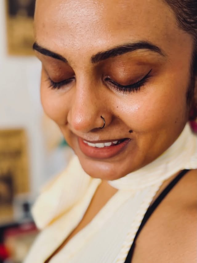 කිරි කෝඩු හිතට ආල නුඹේ දෑස යාවුනාමගෙ කෝල කමට ලෝල හැඟුම නුඹට පේවුනාஉயிராய் மொழியாய் உணர்வில் நிறைந்தாய்இதயம் முழுதும் இசையாய் இணைந்தாய் #Isadoraparadoxe by @gimanthy.isadora