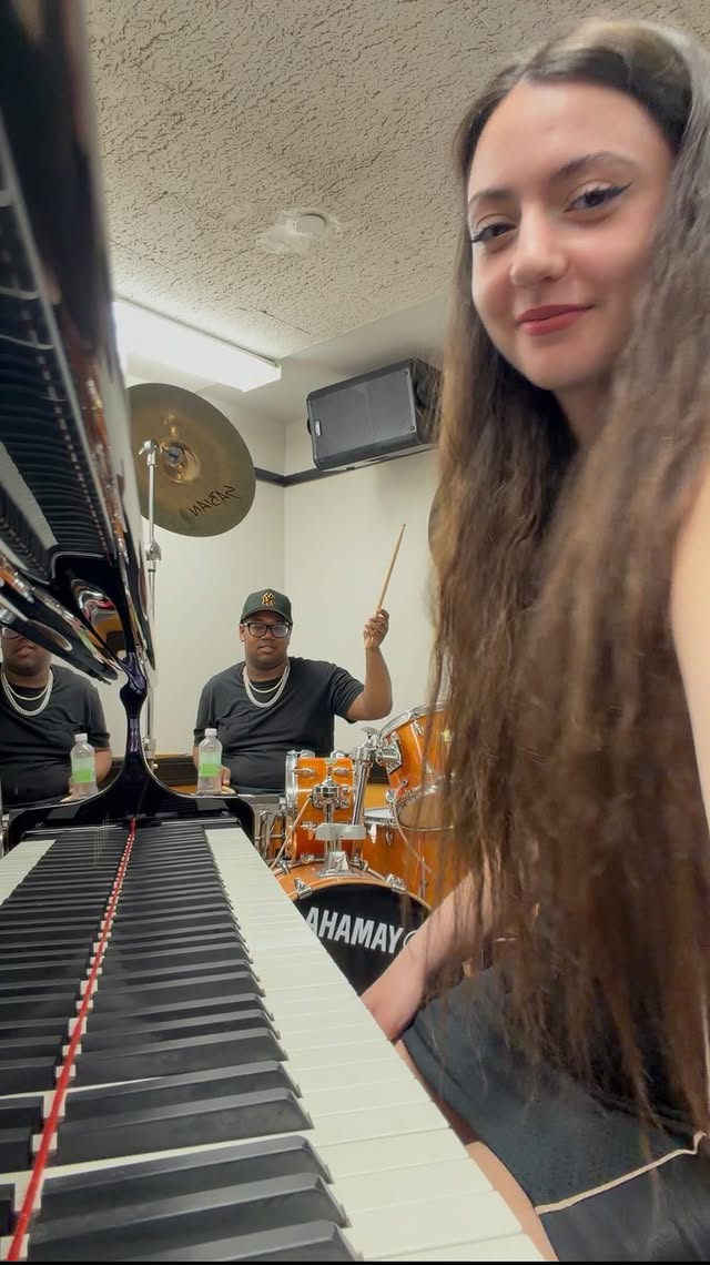 @michaeljackson @badgalriri 🤍@braydencranford 🥁-#music #explore #rihanna #michaeljackson #reels by @pelinsuyzz
