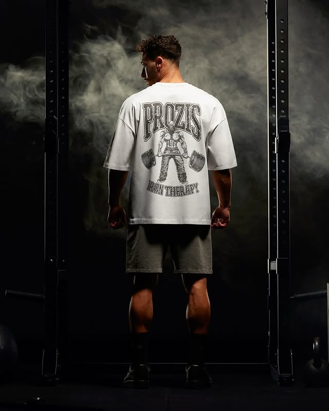 Descubre la 𝗖𝗮𝗺𝗶𝘀𝗲𝘁𝗮 𝗼𝘃𝗲𝗿𝘀𝗶𝘇𝗲𝗱 𝗜𝗿𝗼𝗻𝗠𝗼𝗱𝗲, tu imprescindible para ir a lo grande y entrenar más fuerte. 👕Con corte relajado, mucha personalidad y pensada para días de cargas pesadas o para llevar un look cómodo sin esfuerzo.Estilo y rendimiento en cada repetición y cada movimiento. 𝗘𝗻𝘁𝗿𝗮 𝗲𝗻 𝗲𝗹 𝗲𝗻𝗹𝗮𝗰𝗲 𝗱𝗲𝗹 𝗽𝗲𝗿𝗳𝗶𝗹 𝘆 𝗲𝗾𝘂𝗶́𝗽𝗮𝘁𝗲. 🔗#prozis #exceedyourself #oversizedtee #gymstyle #menswear #fitnesswear #athleisure #streetfit by @prozisespana
