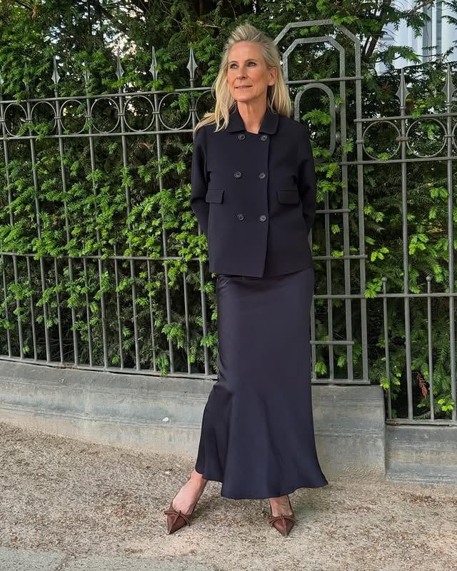 Double breasted jacket night blueSkirt night blue SANDRA #madetoorder #lookoftheday #ootd by @sandracrasemann