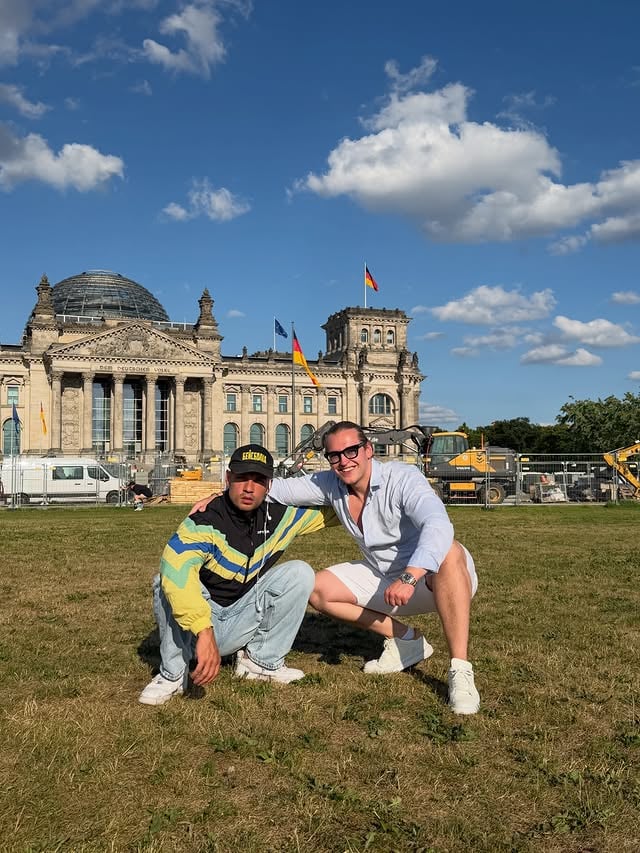 Ihr dachtet Deutschland ist verloren ? Keine Sorge. Wir sind da.🇩🇪 by @ronbielecki