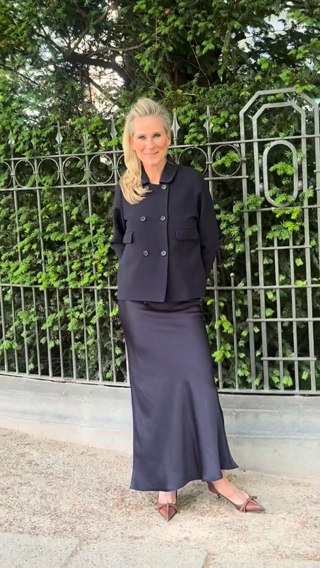 Double breasted jacket night blueSkirt night blue SANDRA #madetoorder #ootd #lookoftheday by @sandracrasemann