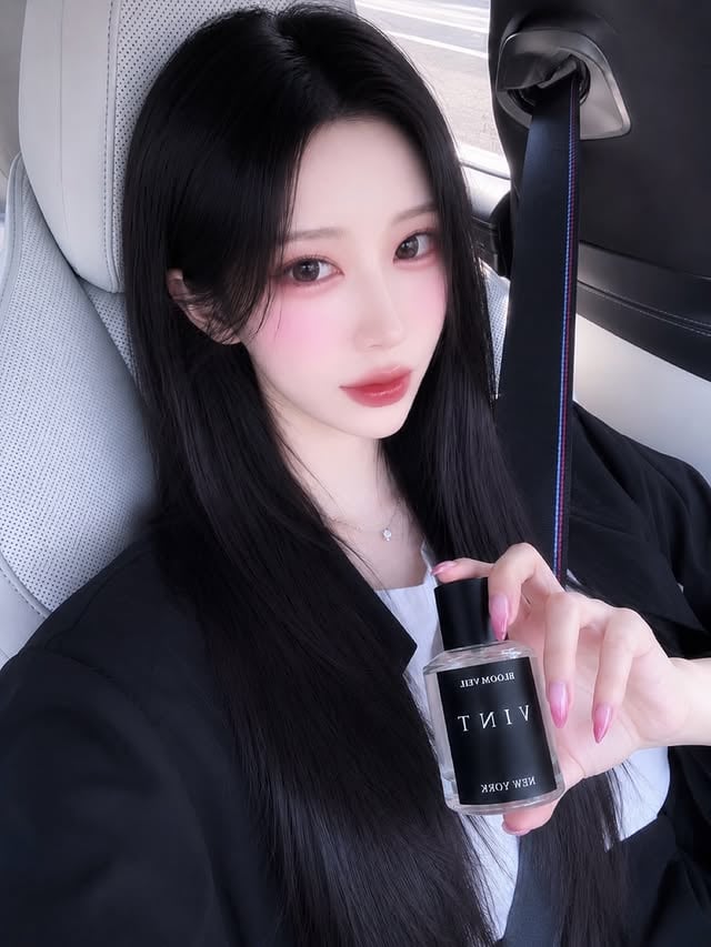 #광고 차에 타는 순간부터 내린 그 후에도쭉 이어지는 향 들어봤나?! @vint_newyork보통 차량용 방향제는 가죽이나내부 소재 손상 때문에 은근 신경 쓰이는데,!!빈트 뉴욕 에센셜 카퍼퓸 엑스트레 드 퍼퓸은아예 향수로 제작해서 차 안에서는 천장, 안전벨트,매트 등에 가볍게 사용하고 내릴 땐 그대로내 몸에 향수처럼 사용할 수 있는 신개념 카퍼퓸🤍사용해본 4가지 향 모두 과하게 무겁거나 인위적이지 않고은은하게 공간과 살결에 스며드는 무드입니다아✨🫶🏻루미나 폴희미한 햇살이 스며든 새벽의 커튼 사이갓 씻은 셔츠 위로 맑은 체온이 천천히 번져가고투명한 플로럴과 머스크가 조용한 온기처럼 피부에 머무는 향다미안 로즈구름 위에 장미 꽃잎을 한 줌 흩뿌린 듯부드러운 숨결이 살결 가까이 천천히 내려앉고몽환적인 로즈와 머스크가 가장 우아한 잔향으로 남는 향블룸 베일잘 익은 과일 향 사이로 젖은 꽃잎의 온도가 스며들고짙어진 머스크가 밤공기처럼 감각적으로 번져간다은밀한 시선과 잔향만 남긴 채 깊게 머무는 향센트럴 포레스트이른 새벽, 도심 한가운데 숨겨진 숲의 공기처럼차갑고 맑은 바람이 천천히 깊숙이 스며든다그린티와 우디의 잔향이 긴장을 지워내듯 조용히 퍼지는 향 by @itsdoh3e
