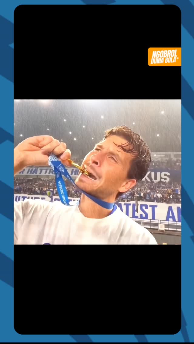 Tom Haye akhirnya meraih trofi pertamanya di Indonesia bersama Persib Bandung. Sebuah pencapaian baru dalam perjalanan kariernya di sepak bola Indonesia 🏆💙 by @ngobrolduniabola